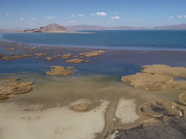 As águas do Lago Titicaca descem a níveis históricos