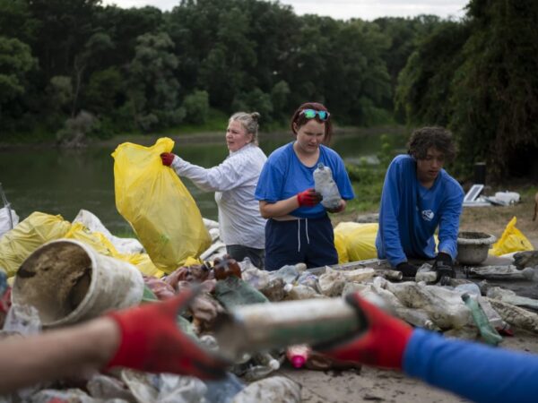 Voluntários evitam crise de resíduos plásticos removendo toneladas de lixo do rio húngaro