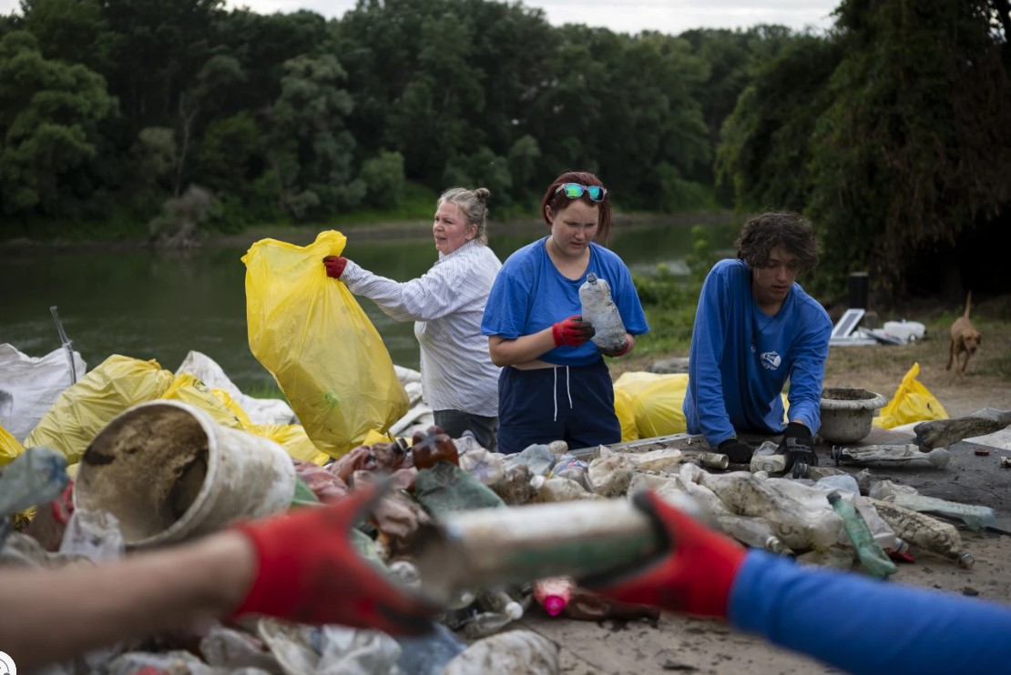 Voluntários evitam crise de resíduos plásticos removendo toneladas de lixo do rio húngaro