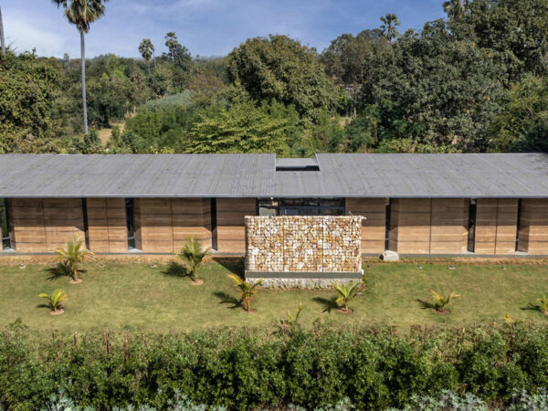 Uma moderna casa de taipa de pilão que enfatiza a sustentabilidade