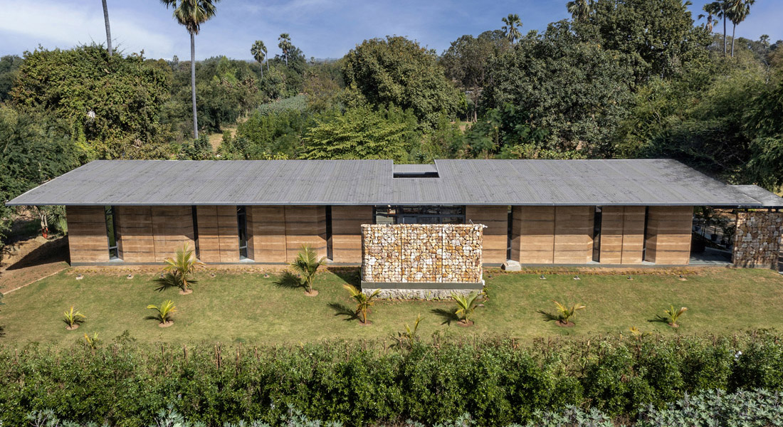 Uma moderna casa de taipa de pilão que enfatiza a sustentabilidade