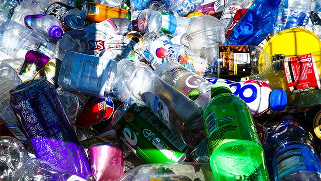 A reciclagem do poliéster pode reduzir o desperdício de plástico