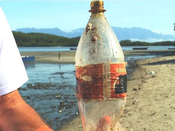 PESCADORES ENCONTRAM GARRAFA PET DA COPA DE 98 NO RIO DE JANEIRO