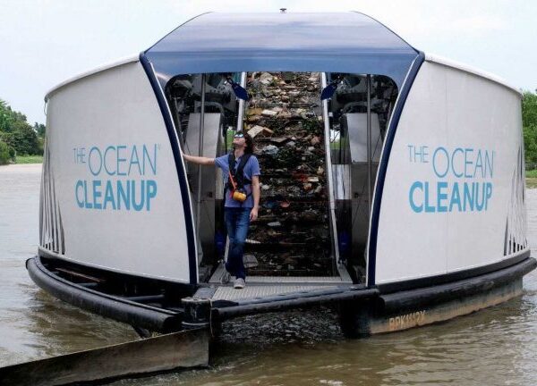 Jovem que coleta lixo do oceano criou barcaças solares que limpam rios