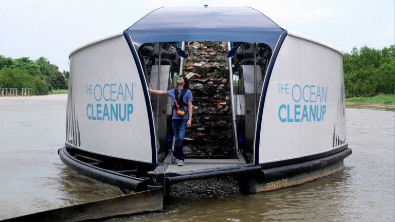 Jovem que coleta lixo do oceano criou barcaças solares que limpam rios
