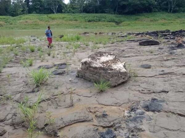 Ruínas de forte e gravuras rupestres encontradas após seca do Rio Solimões