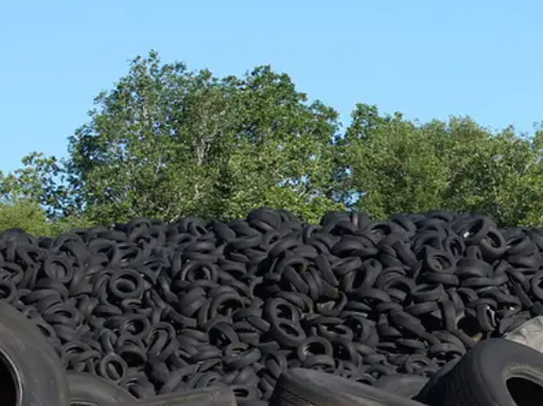 Microplásticos dos pneus poluem as águas pluviais urbanas