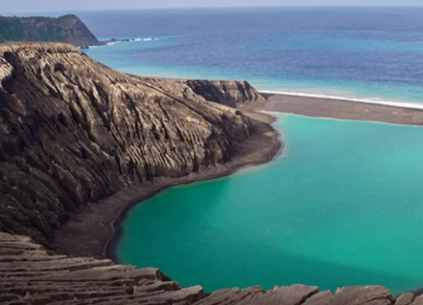 Ilha surge após erupção em Tonga e revela comunidade microbiana inédita