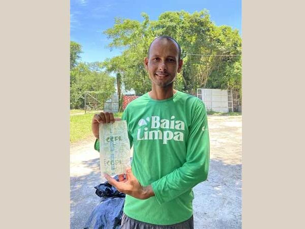 Pescadores encontram saco de leite do século passado