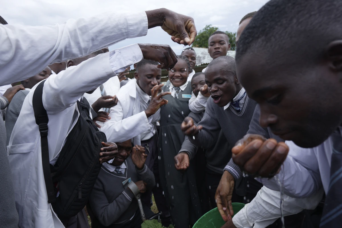 À medida que as escolas da Zâmbia enfrentam as alterações climáticas, um adolescente espalha a palavra em linguagem gestual