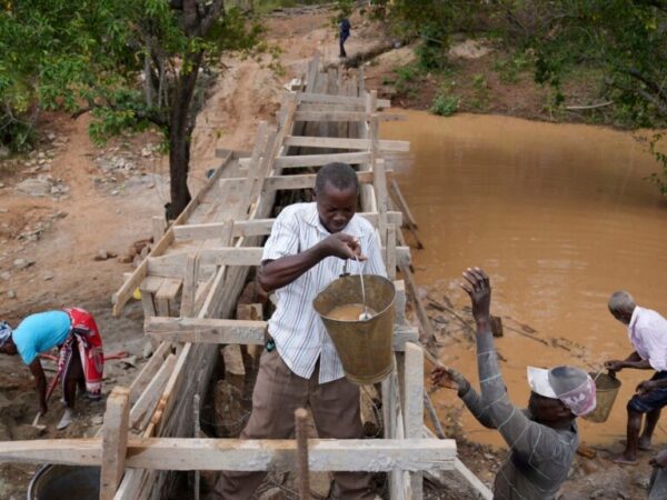 Para produzir água durante todo o ano, os quenianos em regiões secas estão a construir barragens de areia em rios sazonais