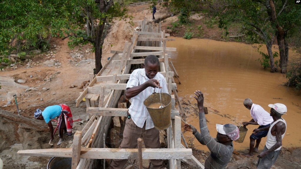 Para produzir água durante todo o ano, os quenianos em regiões secas estão a construir barragens de areia em rios sazonais