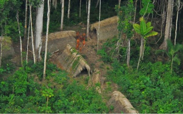 Indígenas do Peru e do Brasil se unem para proteger povos isolados para além das fronteiras