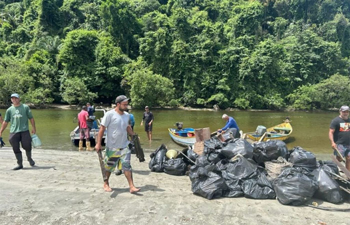 Pescadores coletam mais de 20 toneladas de lixo no mar