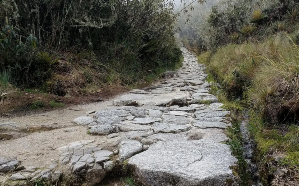 Trilha que percorre os antigos caminhos dos Incas une história, conservação e arqueologia