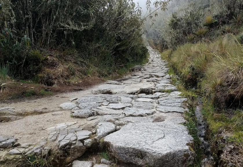 Trilha que percorre os antigos caminhos dos Incas une história, conservação e arqueologia