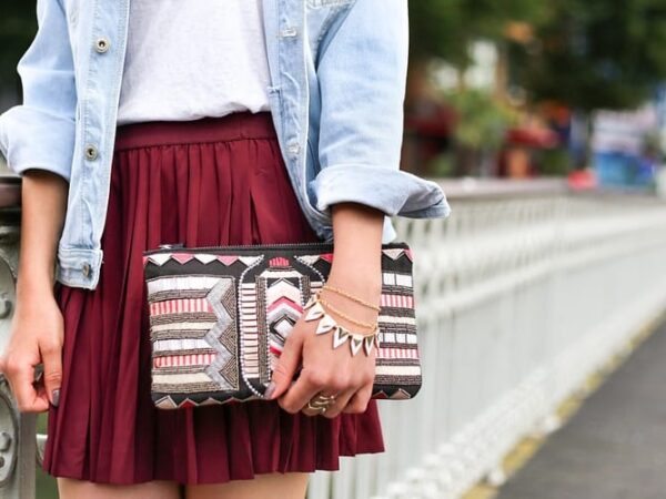 Investigação denuncia “reciclagem” insustentável de roupa: fast fashion alimenta crise ambiental mundial