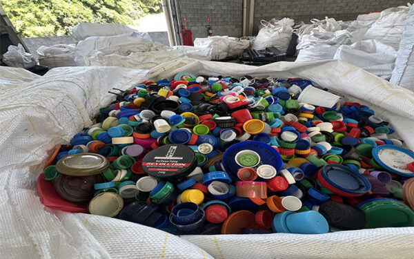 Economia circular: Fuplastic ressignifica tampinhas plásticas em blocos modulares para construção em apoio a crianças com câncer