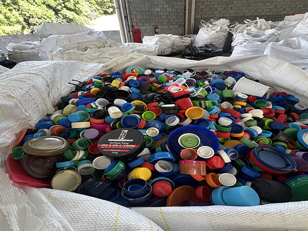 Economia circular: Fuplastic ressignifica tampinhas plásticas em blocos modulares para construção em apoio a crianças com câncer