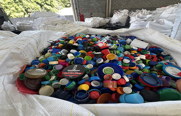 Economia circular: Fuplastic ressignifica tampinhas plásticas em blocos modulares para construção em apoio a crianças com câncer