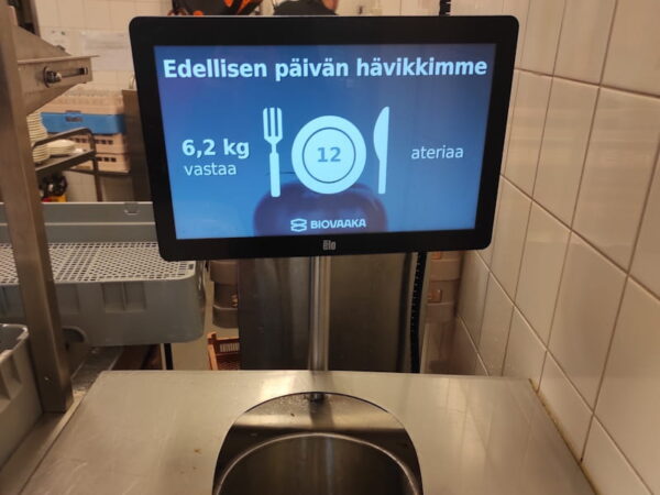 Cantina universitária na Finlândia pesa desperdício alimentar e mostra quantas refeições foram desperdiçadas