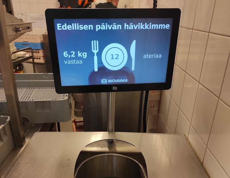 Cantina universitária na Finlândia pesa desperdício alimentar e mostra quantas refeições foram desperdiçadas