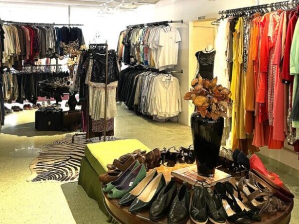 Moda sustentável em brechó gera renda para projetos sociais