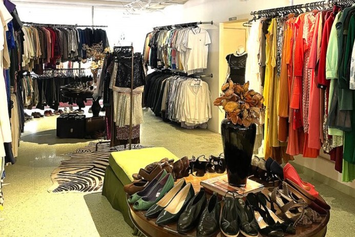 Moda sustentável em brechó gera renda para projetos sociais