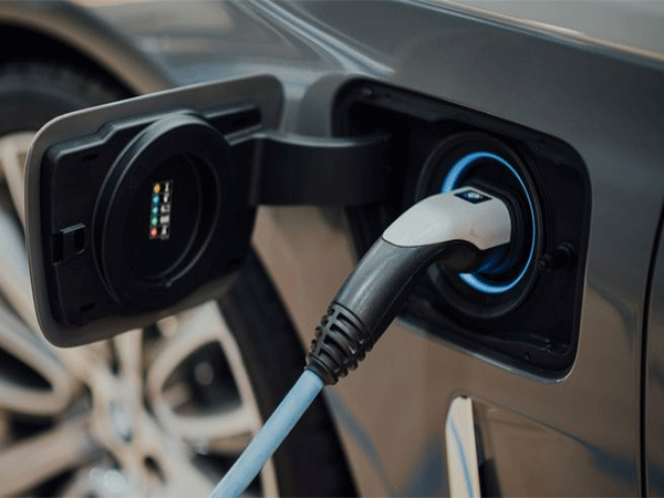 Carro elétrico emite 2,5 vezes mais CO₂ do que veículo movido a biocombustível