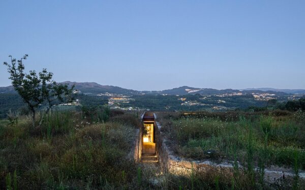 Casa sustentável em Portugal com fachada de cortiça e telhado verde