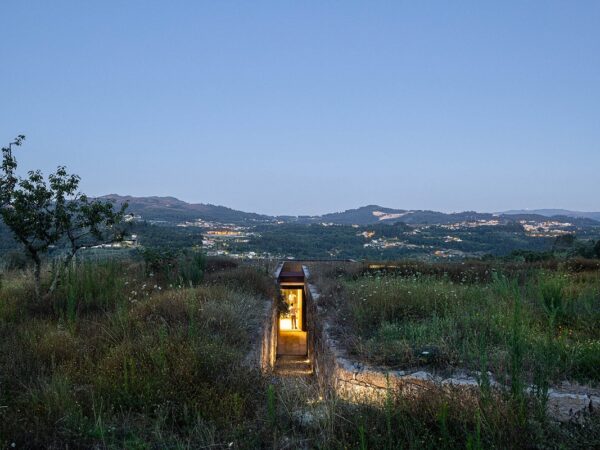 Casa sustentável em Portugal com fachada de cortiça e telhado verde