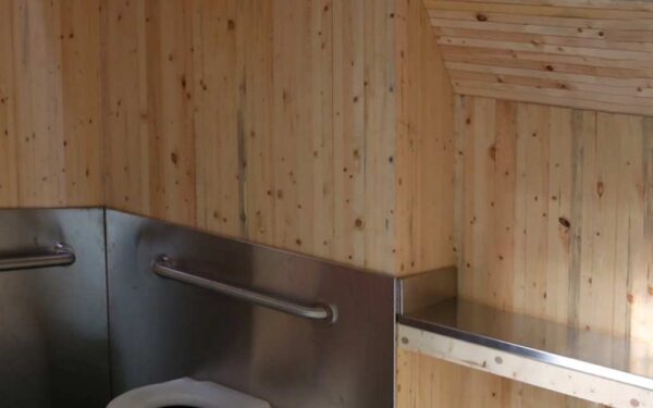 Pesquisadores canadenses instalam o primeiro banheiro sem água do mundo movido a cogumelo em um jardim botânico.