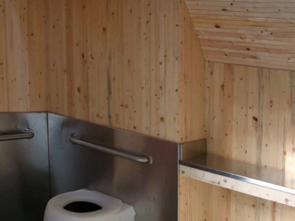 Pesquisadores canadenses instalam o primeiro banheiro sem água do mundo movido a cogumelo em um jardim botânico.