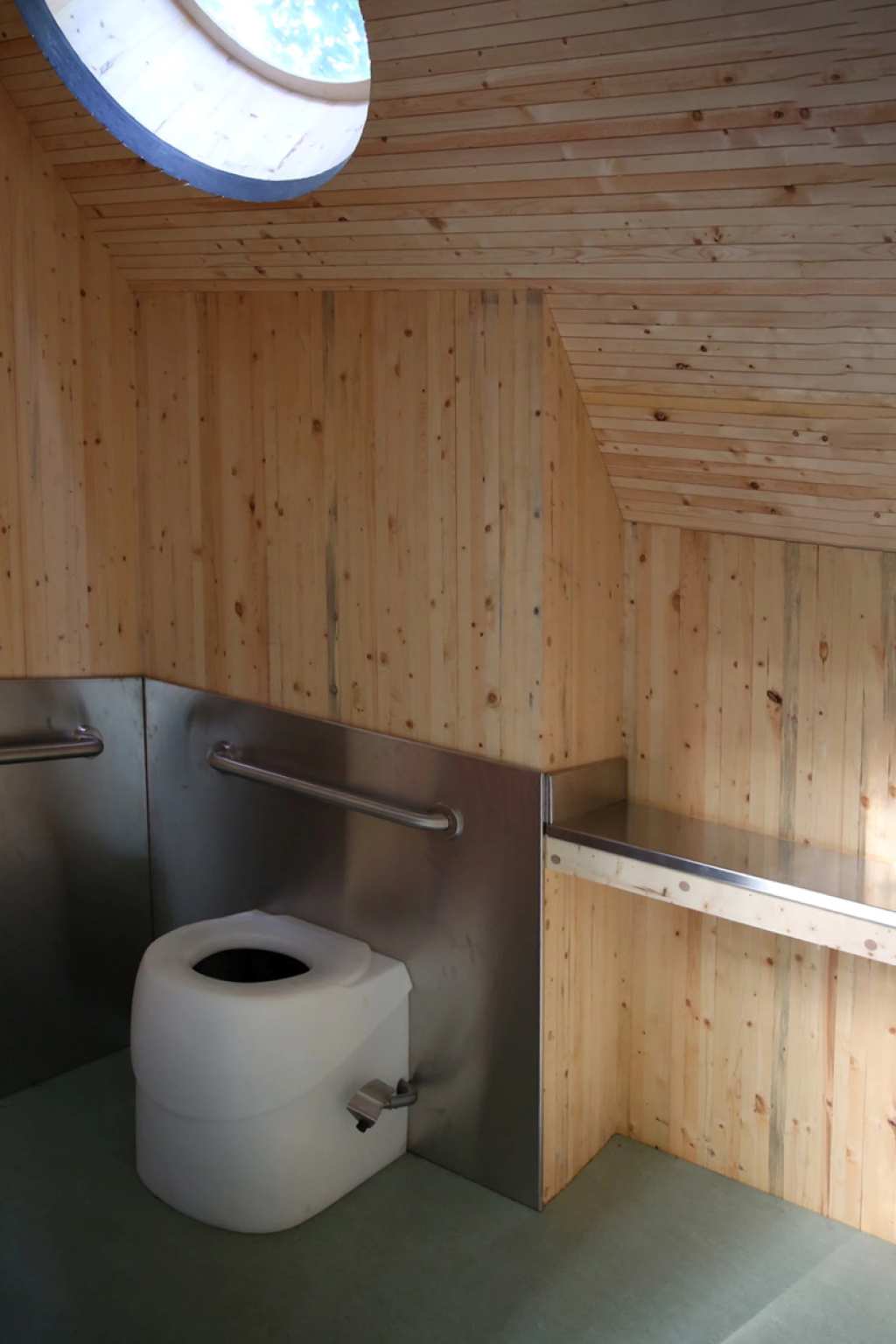 Pesquisadores canadenses instalam o primeiro banheiro sem água do mundo movido a cogumelo em um jardim botânico.