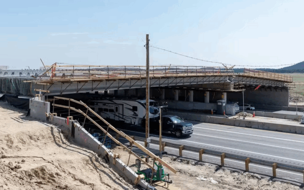 Colorado constrói maior ponte para animais silvestres do mundo e promete reduzir em 90% colisões com fauna