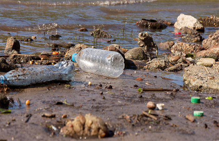 Novo método elimina até 92% de resíduos plásticos presentes na água em duas horas