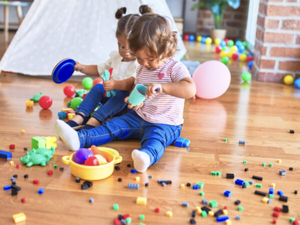 Mesmo com baixa taxa de liberação, concentração de elementos tóxicos em brinquedos acende alerta