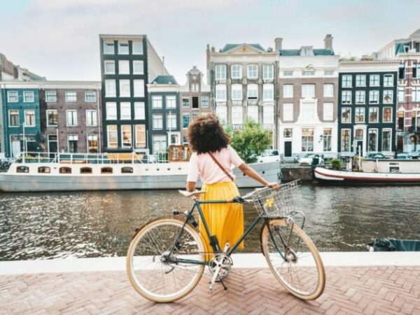 Amsterdã proíbe publicidade de carne e combustíveis fósseis em espaços públicos