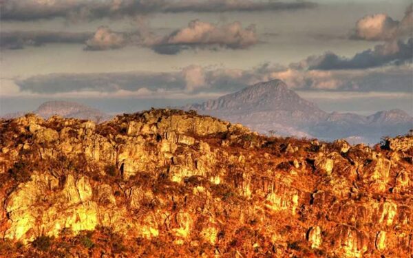 Milhares de projetos minerários ameaçam água e biodiversidade na maior cordilheira do Brasil