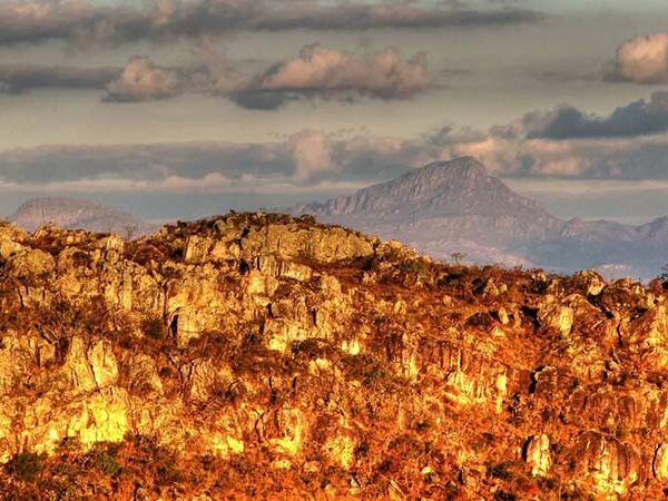 Milhares de projetos minerários ameaçam água e biodiversidade na maior cordilheira do Brasil