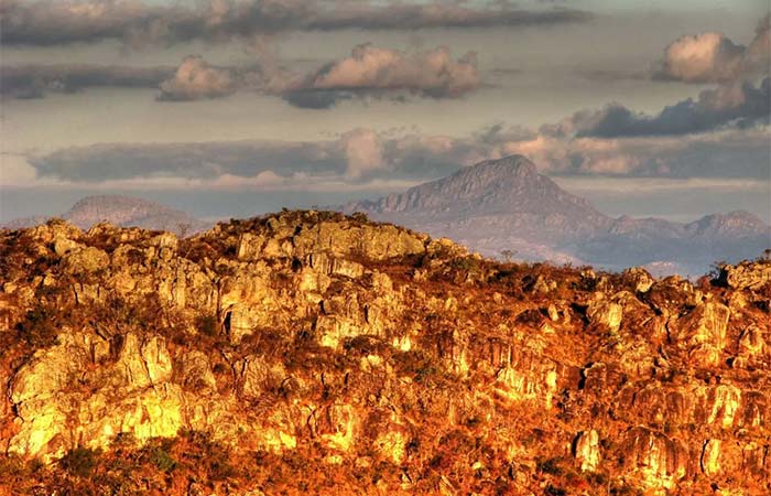 Milhares de projetos minerários ameaçam água e biodiversidade na maior cordilheira do Brasil