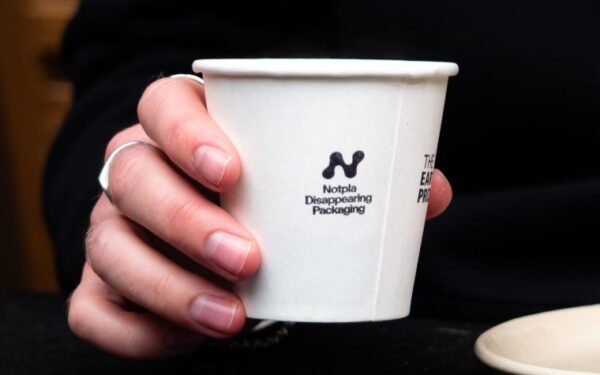 UE investe €4 milhões em copos de café sem plástico feitos de algas