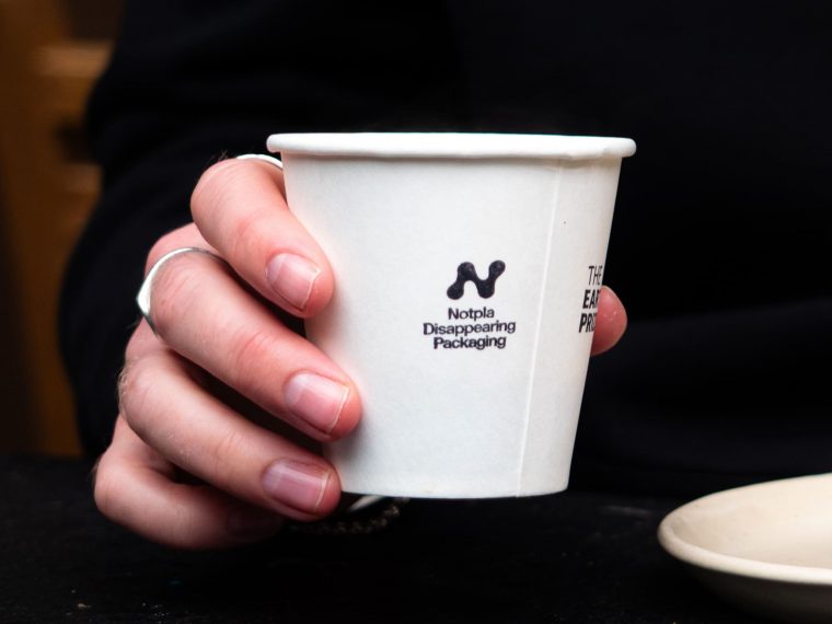 UE investe €4 milhões em copos de café sem plástico feitos de algas