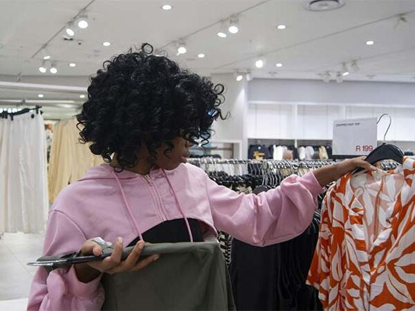 União Europeia proíbe destruição de roupas não vendidas e força indústria a repensar desperdício