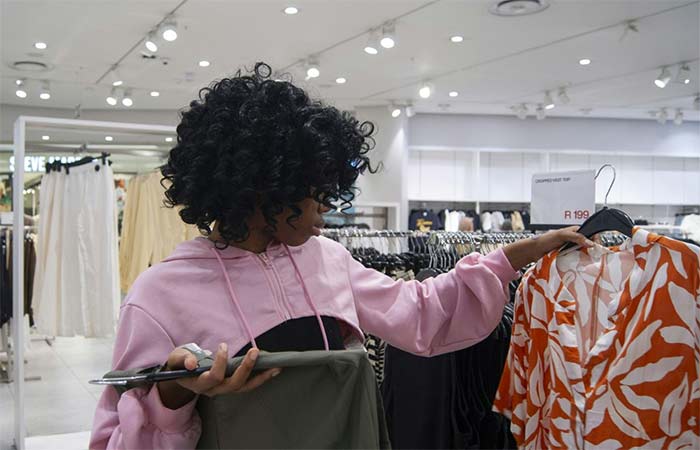 União Europeia proíbe destruição de roupas não vendidas e força indústria a repensar desperdício