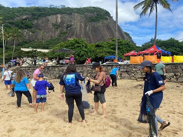 O que o lixo nas praias ensina aos alunos fora da sala de aula