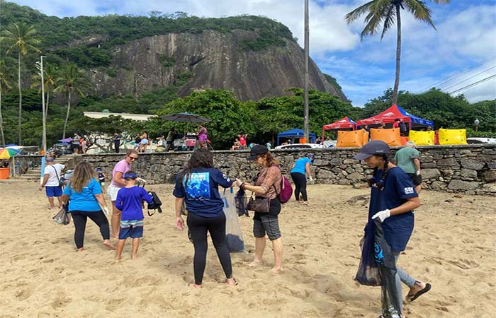 O que o lixo nas praias ensina aos alunos fora da sala de aula