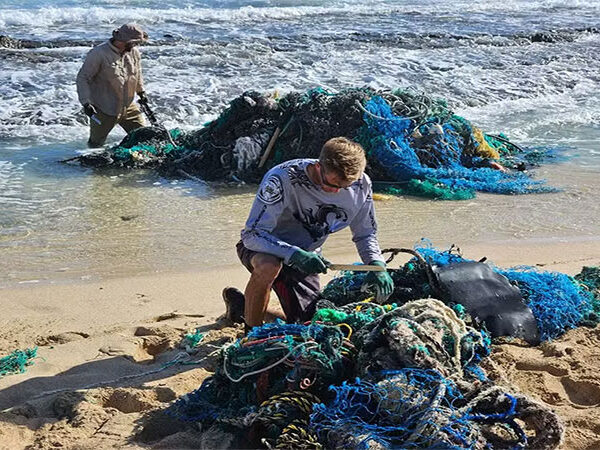 Havaí está transformando plástico do oceano em estradas para combater poluição