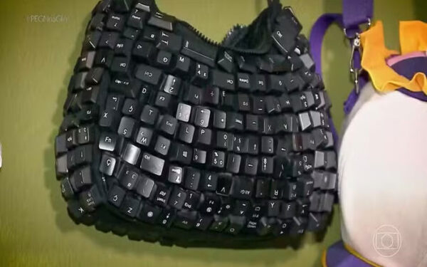 Empreendedora de Joinville fatura R$ 5 mil com bolsas feitas de teclados e retalhos de jeans
