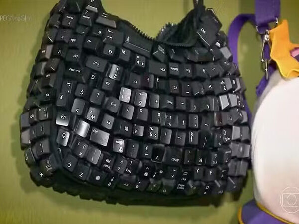 Empreendedora de Joinville fatura R$ 5 mil com bolsas feitas de teclados e retalhos de jeans